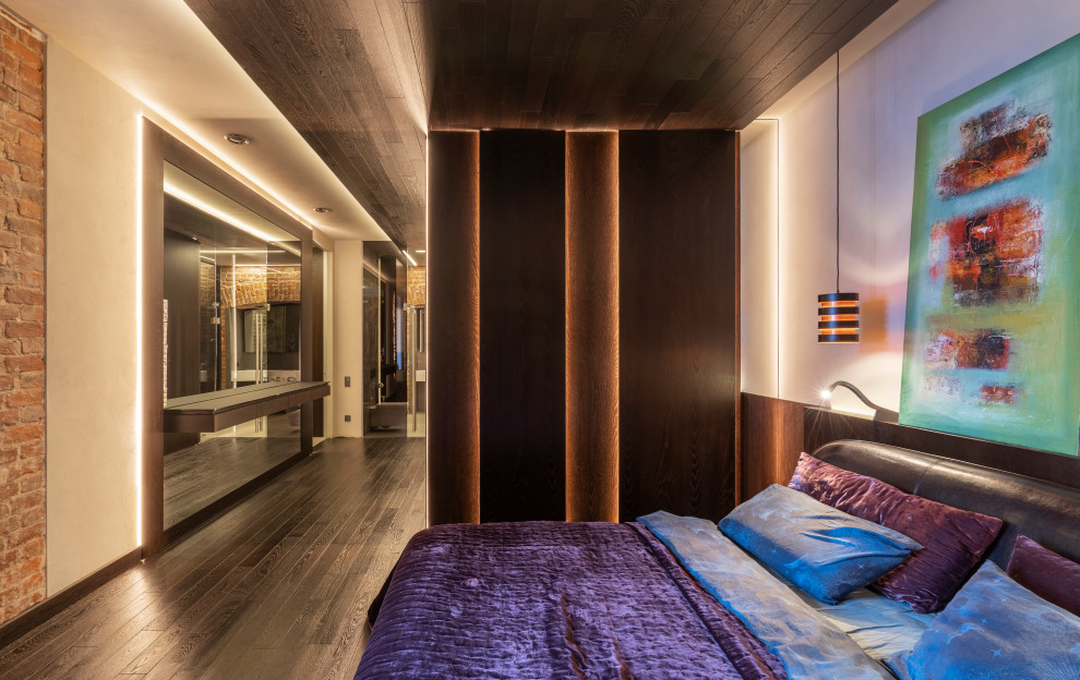 Идея дизайна: большая хозяйская спальня в стиле лофт с коричневыми стенами, темным паркетным полом, коричневым полом, деревянным потолком и кирпичными стенами без камина