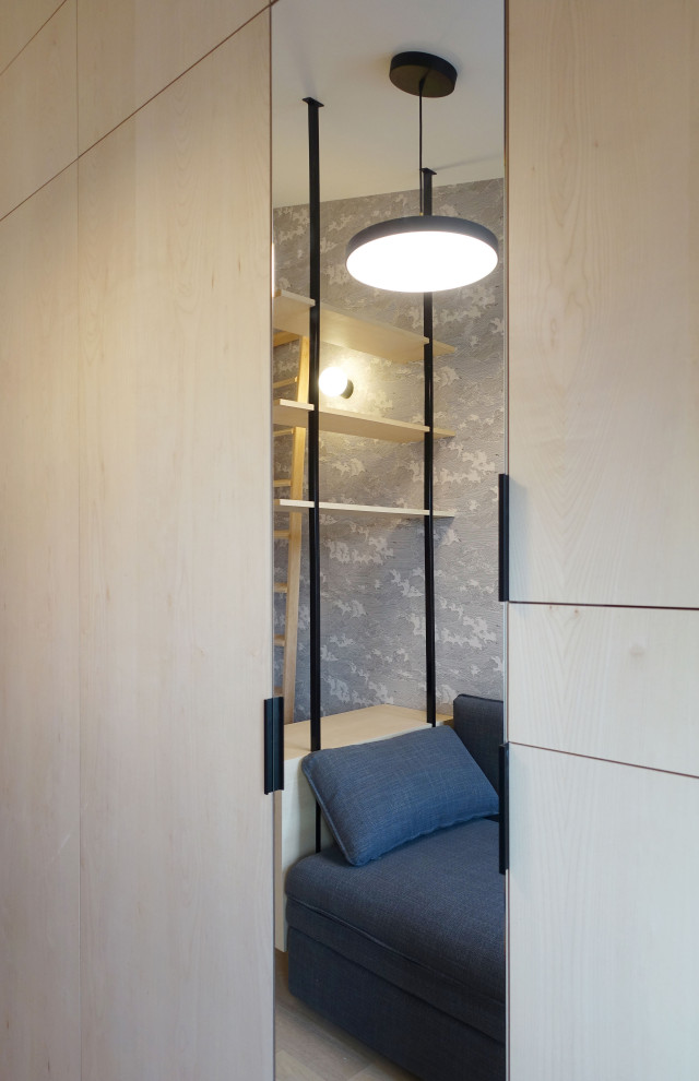 На фото: маленький кабинет в современном стиле с светлым паркетным полом и обоями на стенах для на участке и в саду