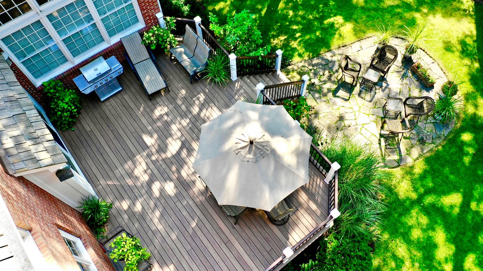 Example of a mid-sized classic backyard deck design in Chicago with no cover