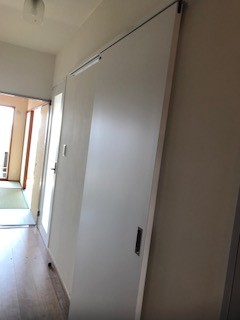 キッチン上吊り片引き戸