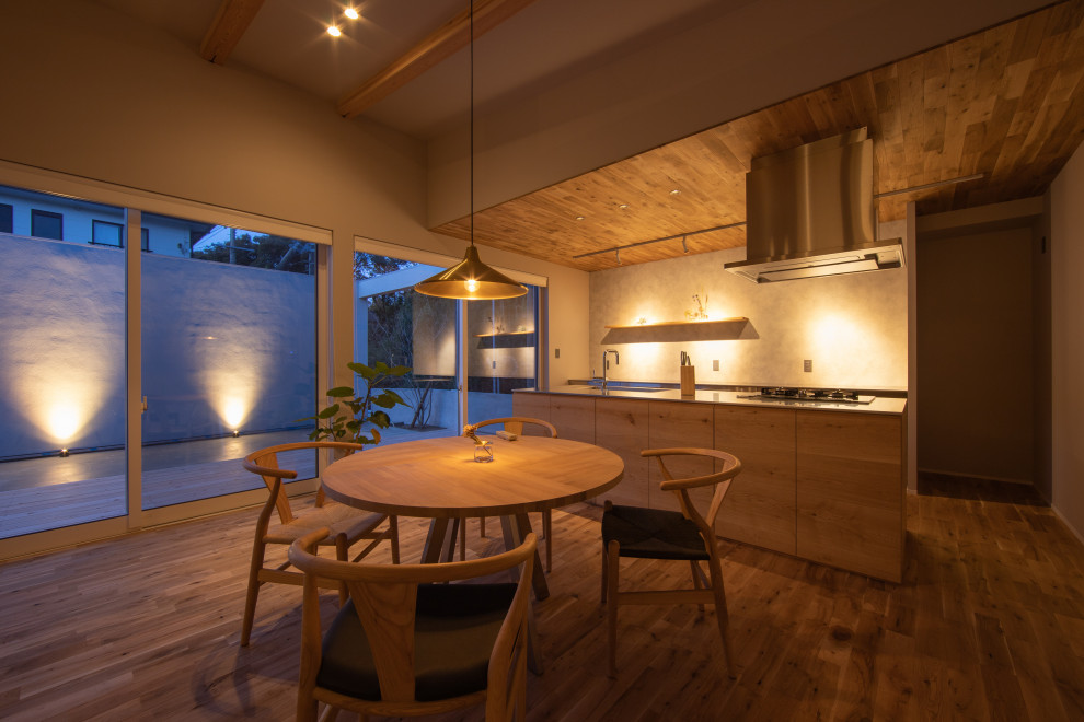Aménagement d'une salle à manger scandinave avec un mur gris, un sol en bois brun, un sol marron, poutres apparentes, du papier peint et éclairage.