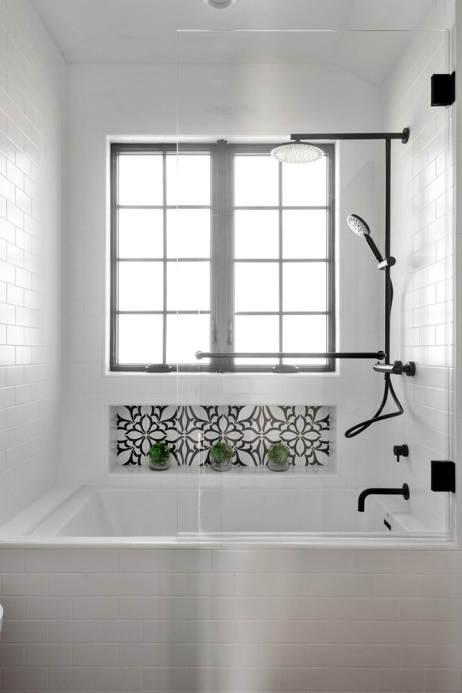 Exemple d'une salle de bain méditerranéenne avec une baignoire encastrée, un combiné douche/baignoire, WC suspendus, un mur blanc, un sol en carrelage de céramique, une niche et meuble-lavabo sur pied.
