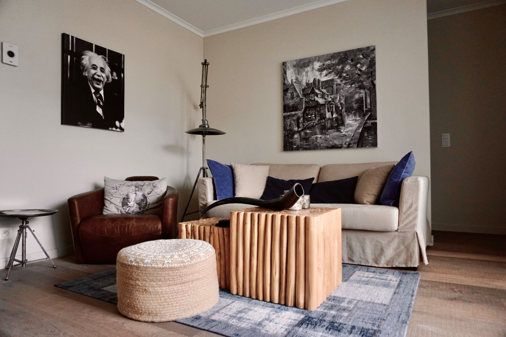 Wohnzimmer With beiger Wandfarbe, Gaskamin, freistehendem TV, gebeiztem Holzboden, verputzter Kaminumrandung, beigem Boden and eingelassener Decke in Brussels