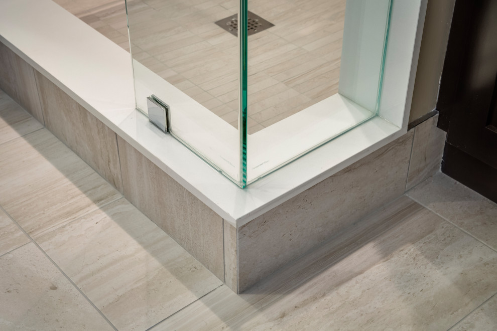 Example of a transitional home design design in Toronto