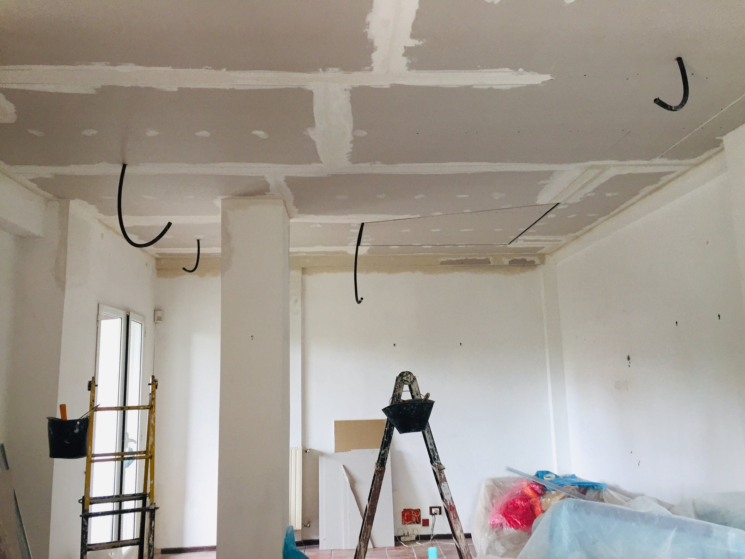 Per modificare l'impianto di illuminazione senza rompere il soffitto è stato scelto di applicare un controsoffitto riducendo l'altezza di circa 10 cm.