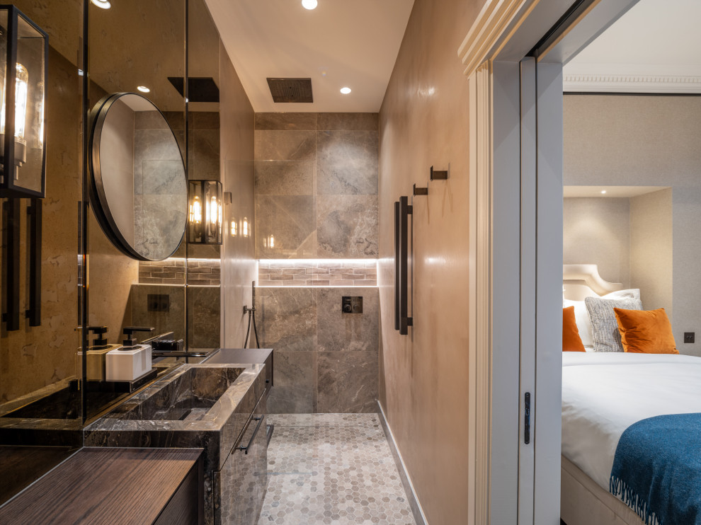Inredning av ett modernt litet brun brunt en-suite badrum, med luckor med infälld panel, bruna skåp, en öppen dusch, en vägghängd toalettstol, brun kakel, marmorkakel, beige väggar, mosaikgolv, ett väggmonterat handfat, marmorbänkskiva, lila golv och med dusch som är öppen