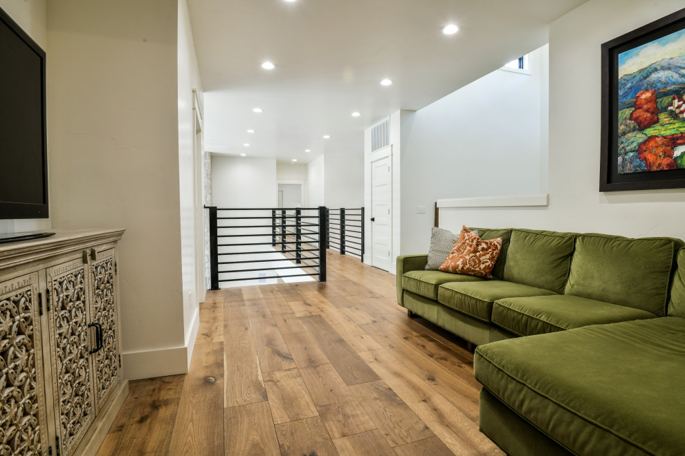 Mittelgroßes Uriges Wohnzimmer im Loft-Stil mit weißer Wandfarbe, dunklem Holzboden und freistehendem TV in New York