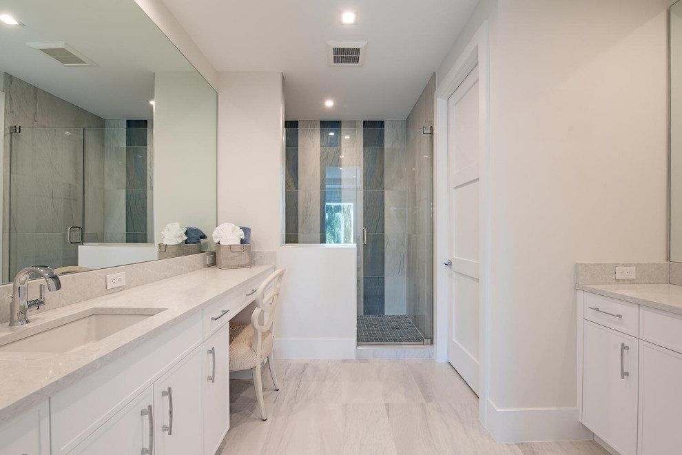 Mittelgroßes Badezimmer mit Duschnische, beiger Wandfarbe, Keramikboden, beigem Boden, Falttür-Duschabtrennung und eingebautem Waschtisch in Sonstige