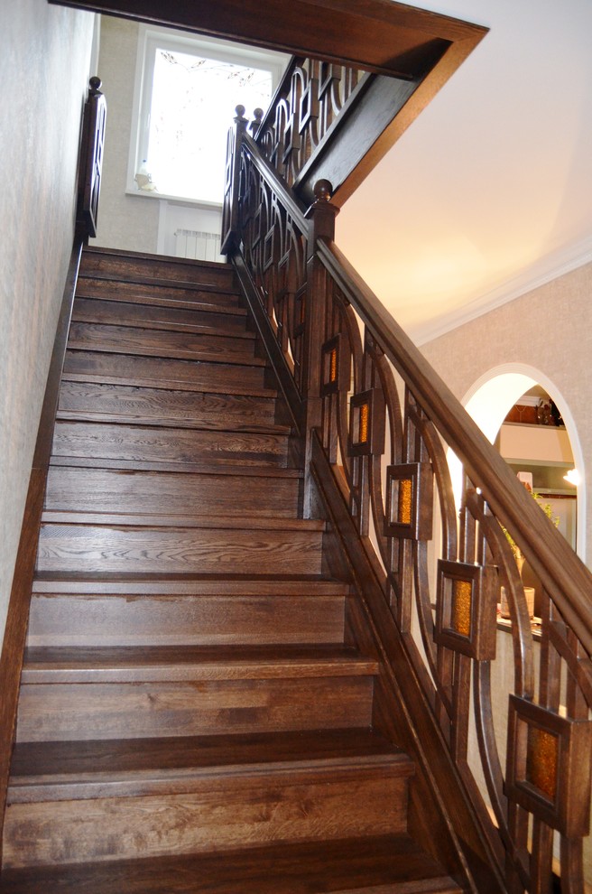 Лестница из дуба с оригинальным ограждением