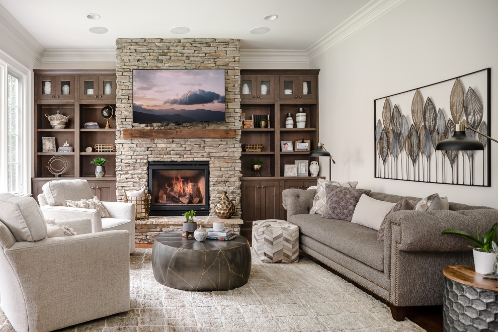 Klassisches Wohnzimmer mit grauer Wandfarbe, Kamin, Kaminumrandung aus gestapelten Steinen, braunem Boden, dunklem Holzboden und TV-Wand in Charlotte