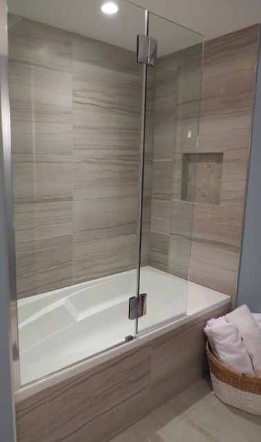 Bathtub/Shower with Glass Shield and Custom Niche