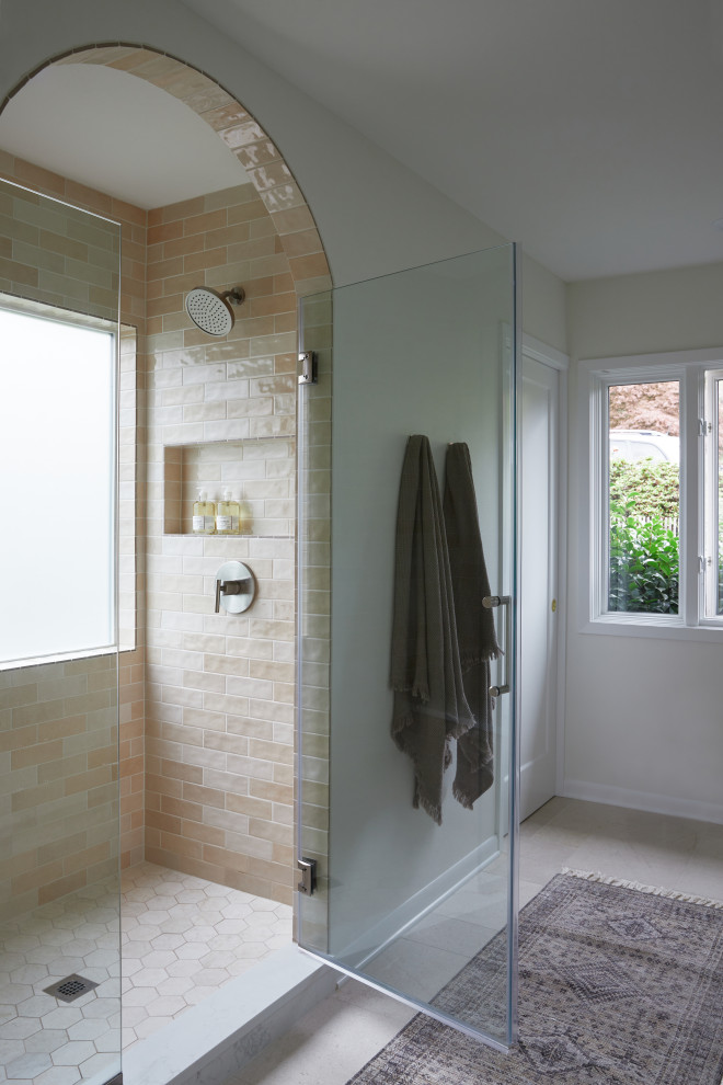Diseño de cuarto de baño principal y doble romántico de tamaño medio con puertas de armario azules y encimera de cuarcita