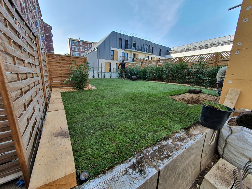 Geometrischer, Kleiner Moderner Dachgarten im Sommer mit Sichtschutz, direkter Sonneneinstrahlung, Mulch und Holzzaun in Paris