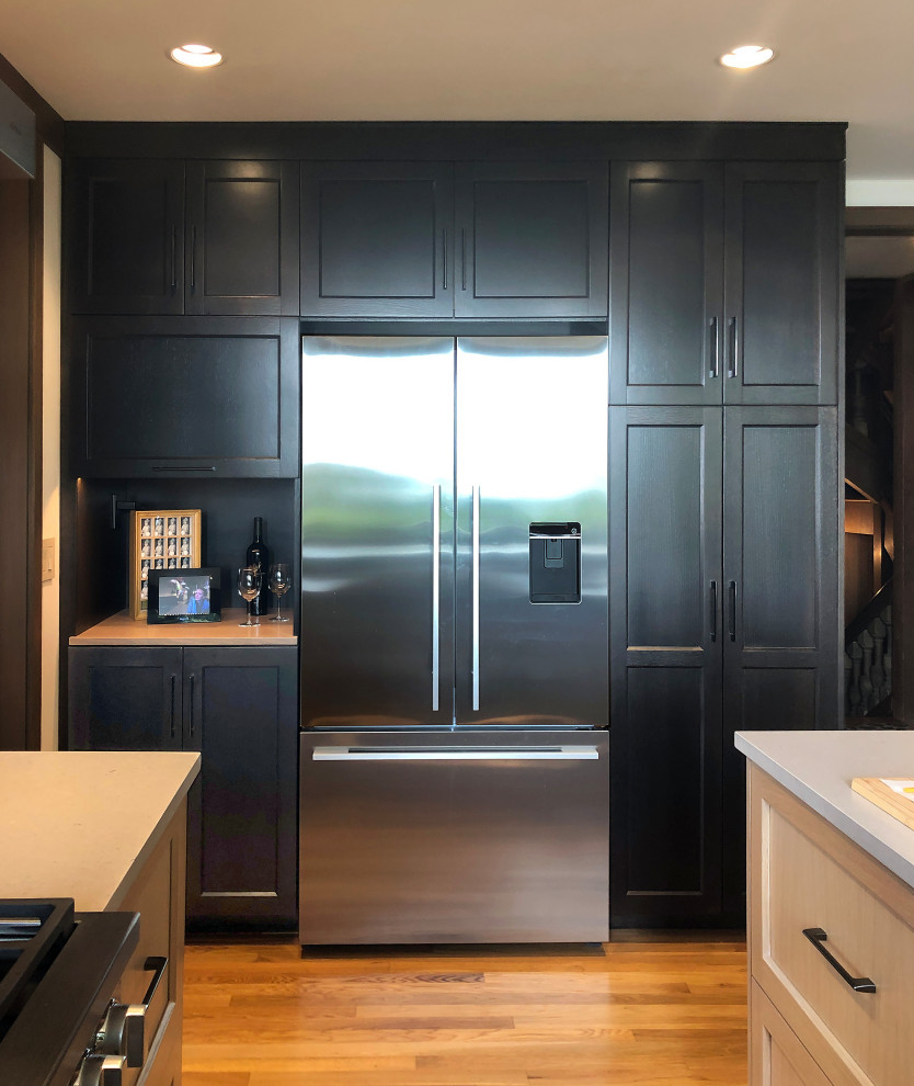 Inspiration for a mid-sized contemporary l-shaped eat-in kitchen in Seattle with an undermount sink, shaker cabinets, medium wood cabinets, quartz benchtops, grey splashback, stone slab splashback, stainless steel appliances, medium hardwood floors, with island, brown floor and beige benchtop.