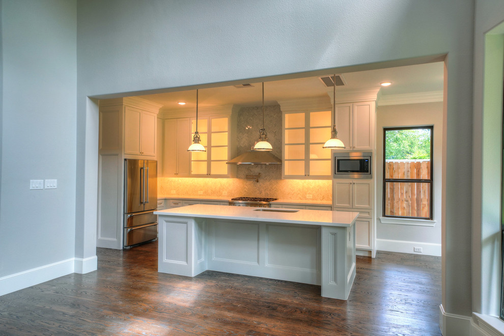 Kitchen - transitional kitchen idea in Houston