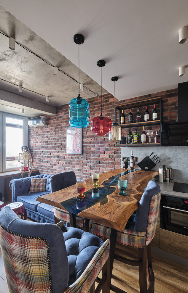 Small industrial u-shaped seated home bar in Moscow with an undermount sink, flat-panel cabinets, medium wood cabinets, wood benchtops, grey splashback, laminate floors, beige floor and turquoise benchtop.