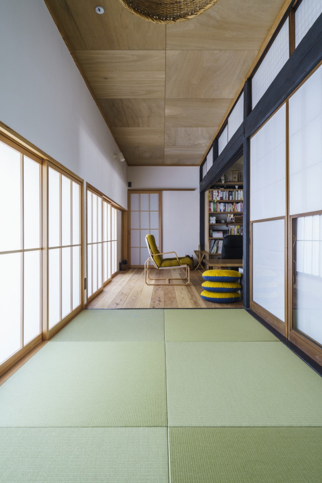 Aménagement d'une grande salle de séjour asiatique avec un mur gris, un sol de tatami, aucun téléviseur et un sol vert.