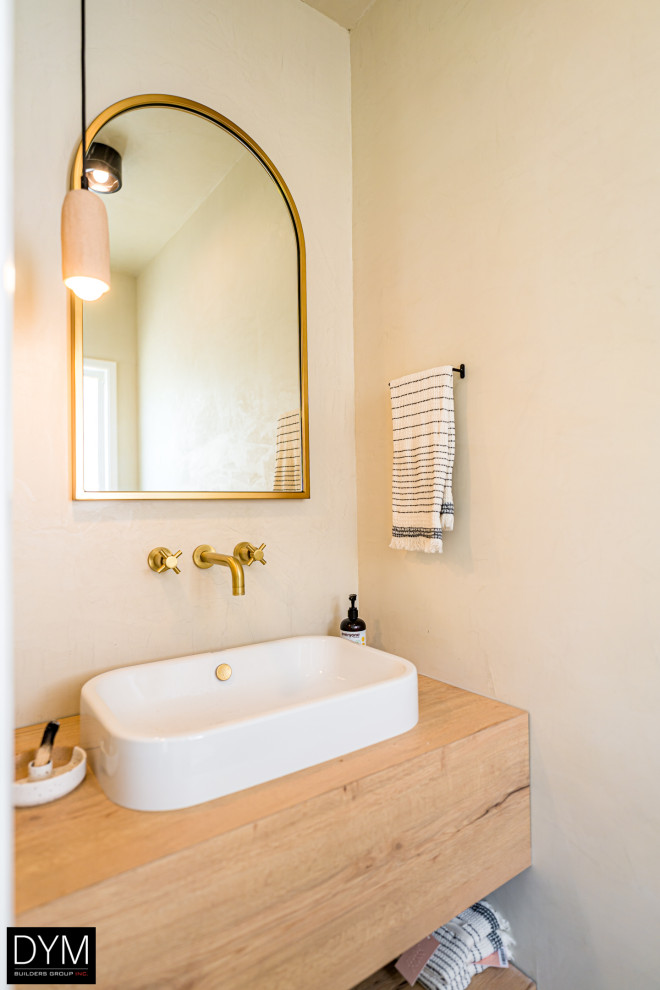 Inspiration för rustika brunt badrum med dusch, med släta luckor, skåp i mellenmörkt trä, beige kakel, beige väggar, klinkergolv i keramik, träbänkskiva, lila golv och ett fristående handfat