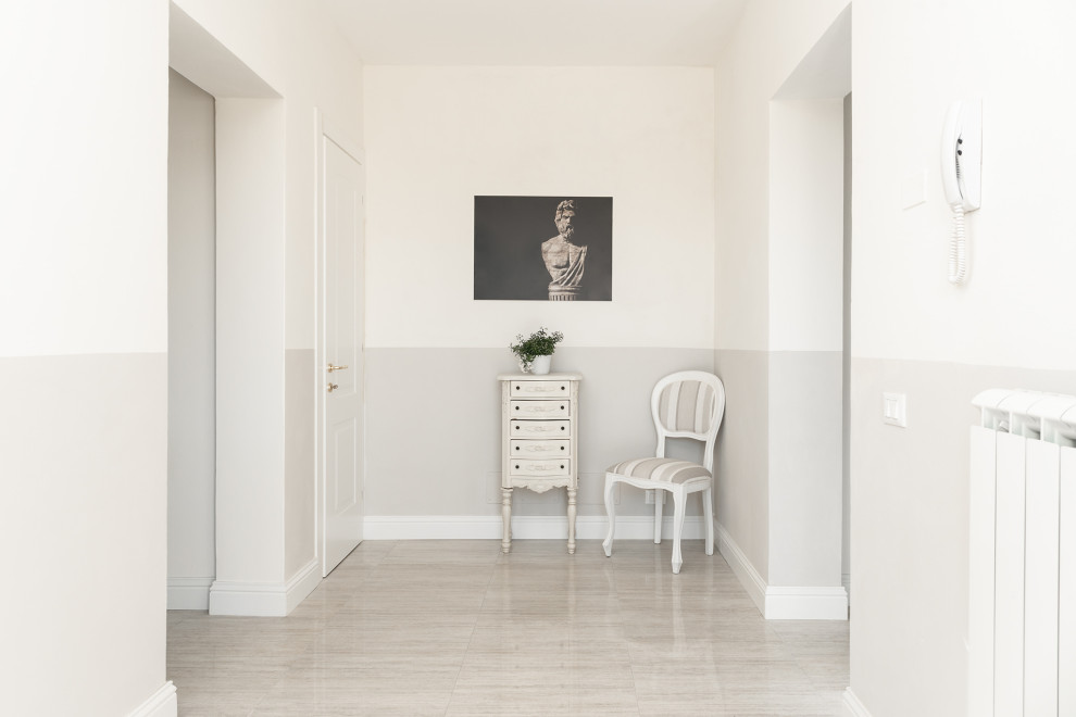 Inredning av ett modernt mellanstort kapprum, med vita väggar, marmorgolv, en enkeldörr, en grå dörr och beiget golv