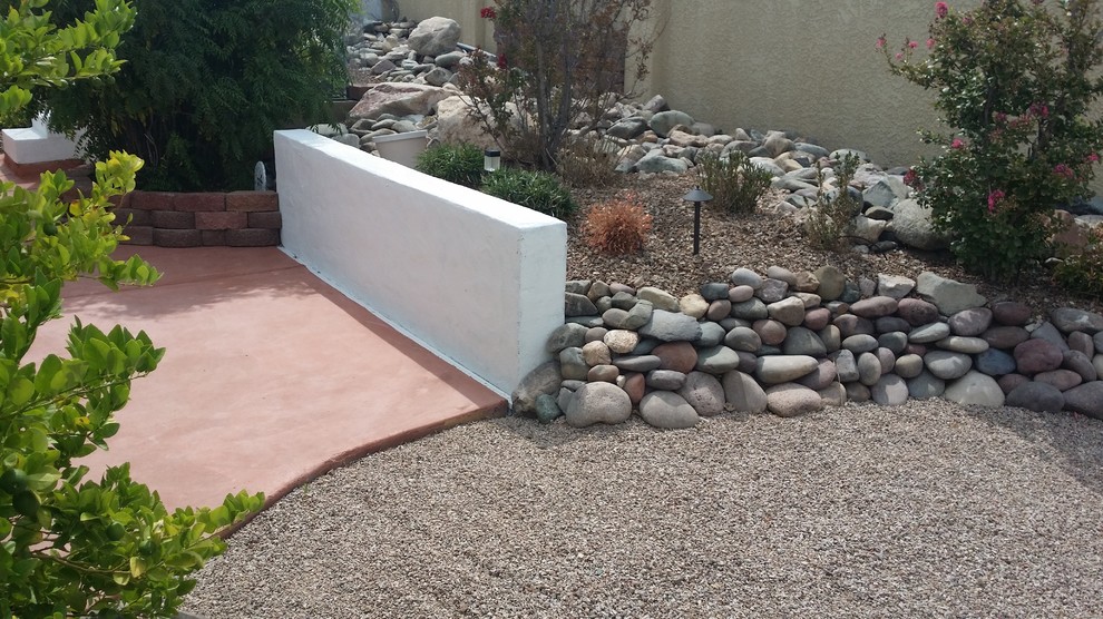 This is an example of a contemporary garden in Phoenix.