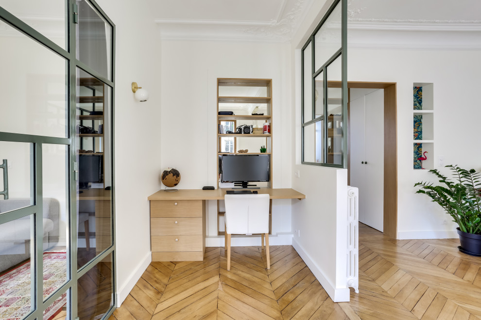 Idées déco pour un bureau contemporain avec un sol en bois brun, une cheminée standard, un manteau de cheminée en pierre, un bureau intégré et un sol beige.
