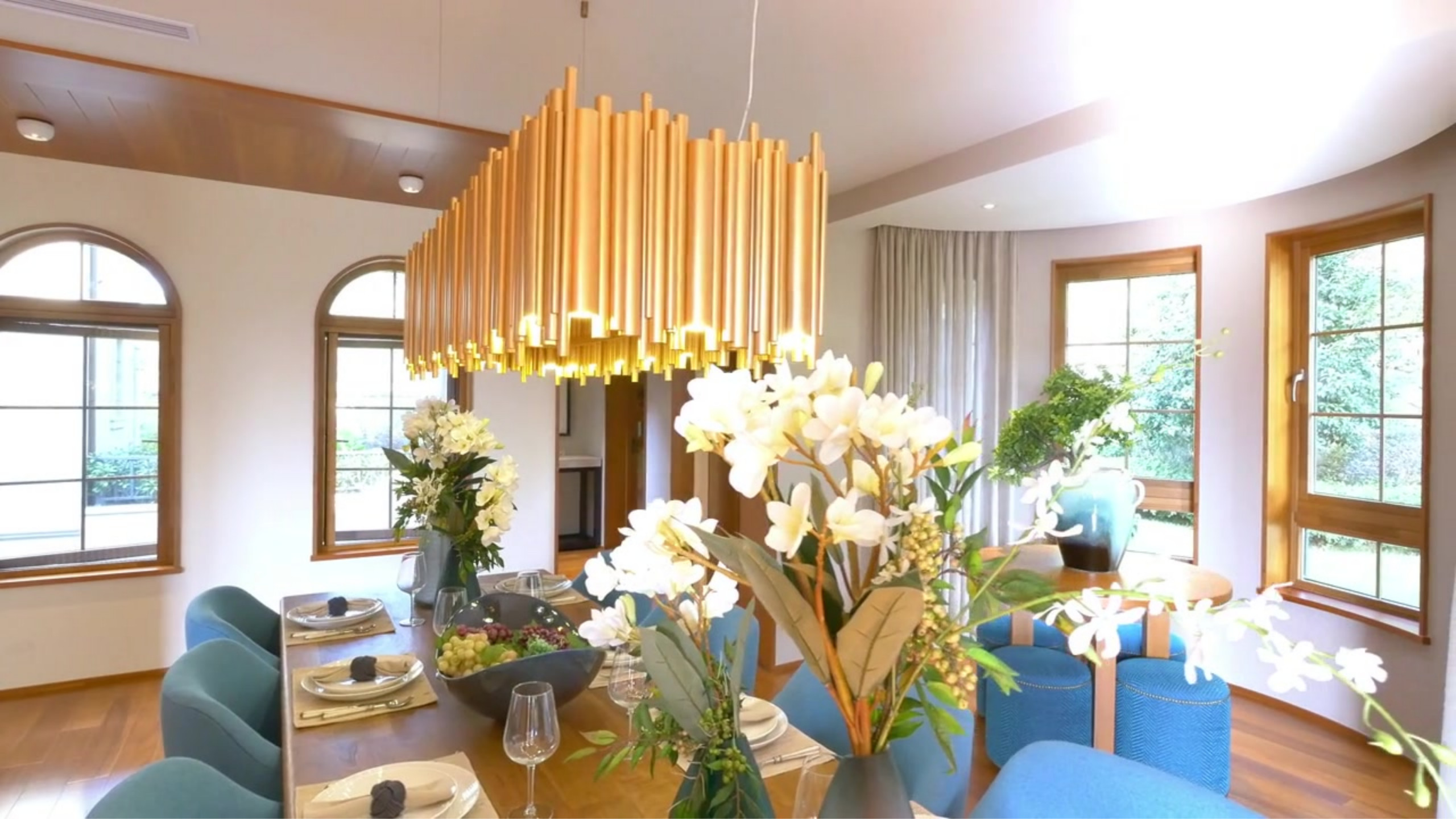 Glamorous Dining Room with Statement Decor in Beckenham