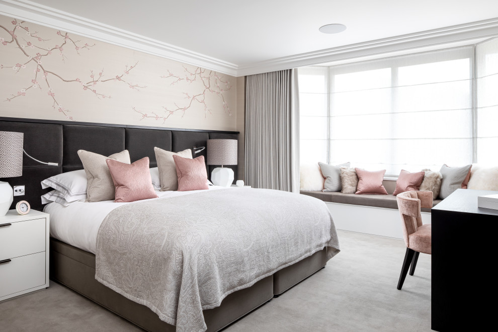 ケントにあるトランジショナルスタイルのおしゃれな客用寝室 (白い壁、カーペット敷き、暖炉なし、グレーの床、白い天井)