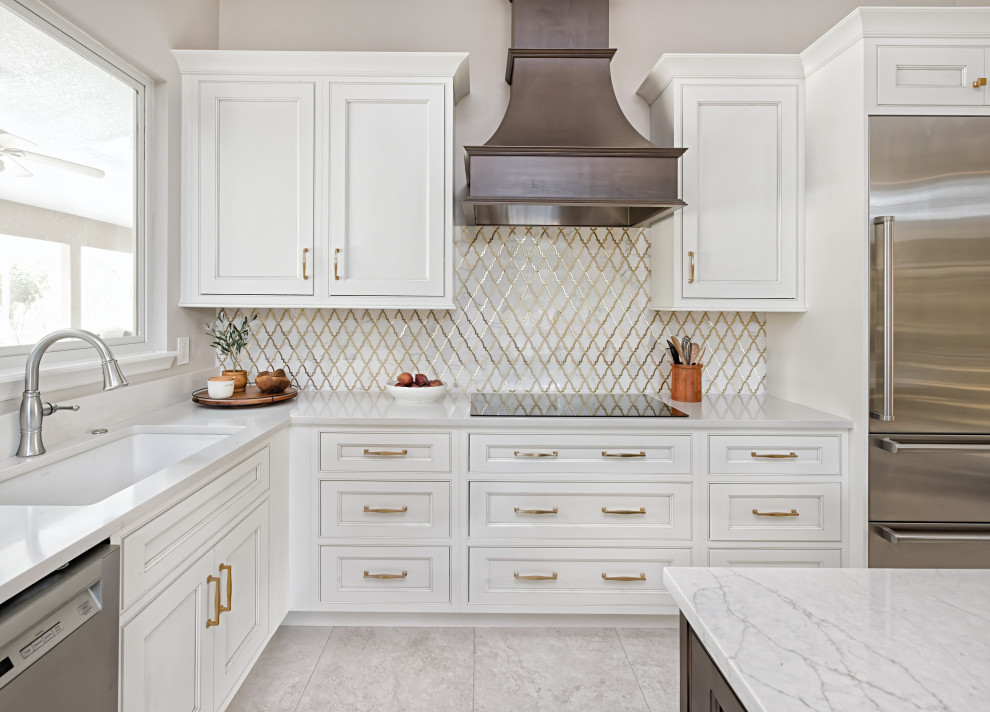Idéer för ett stort klassiskt vit kök, med en enkel diskho, luckor med profilerade fronter, vita skåp, bänkskiva i kvarts, vitt stänkskydd, stänkskydd i mosaik, rostfria vitvaror, klinkergolv i porslin, en köksö och vitt golv
