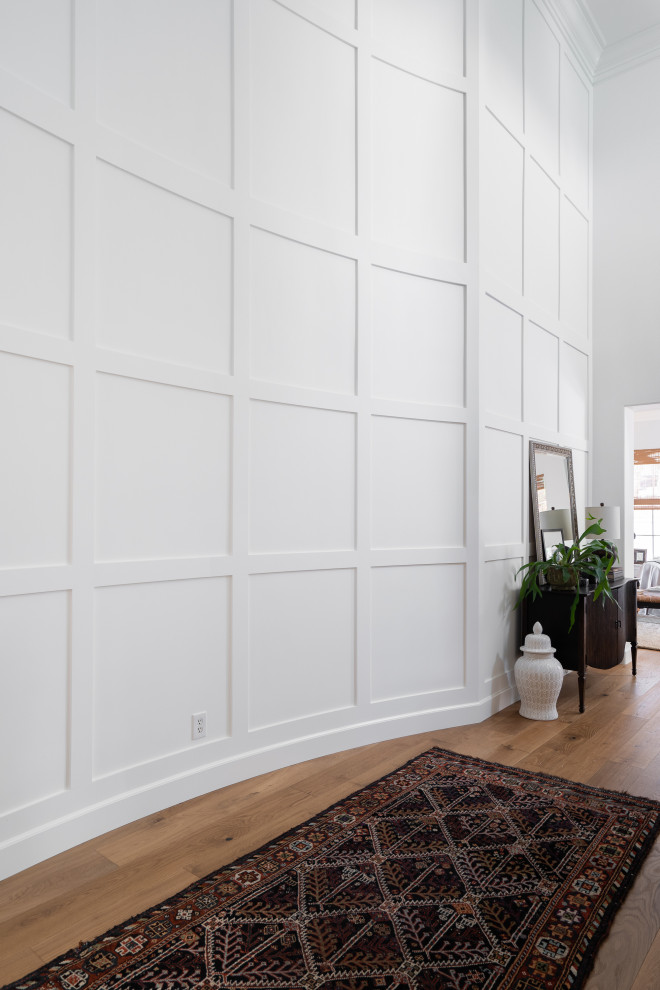 Пример оригинального дизайна: фойе среднего размера в классическом стиле с серыми стенами, мраморным полом, белым полом и панелями на части стены
