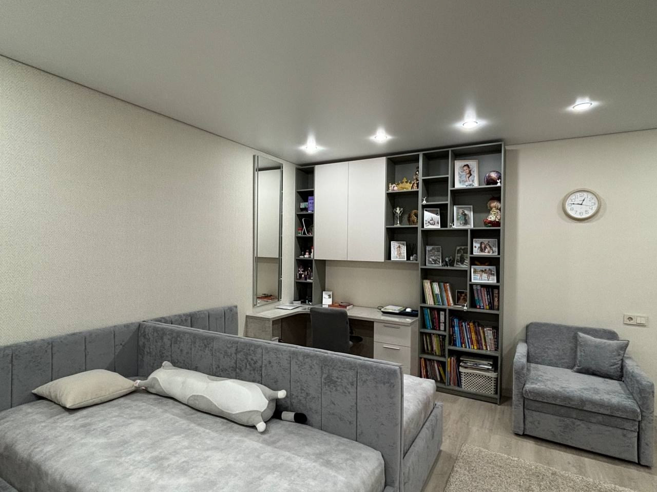 Детская для девочек в современном стиле с серыми кроватями.