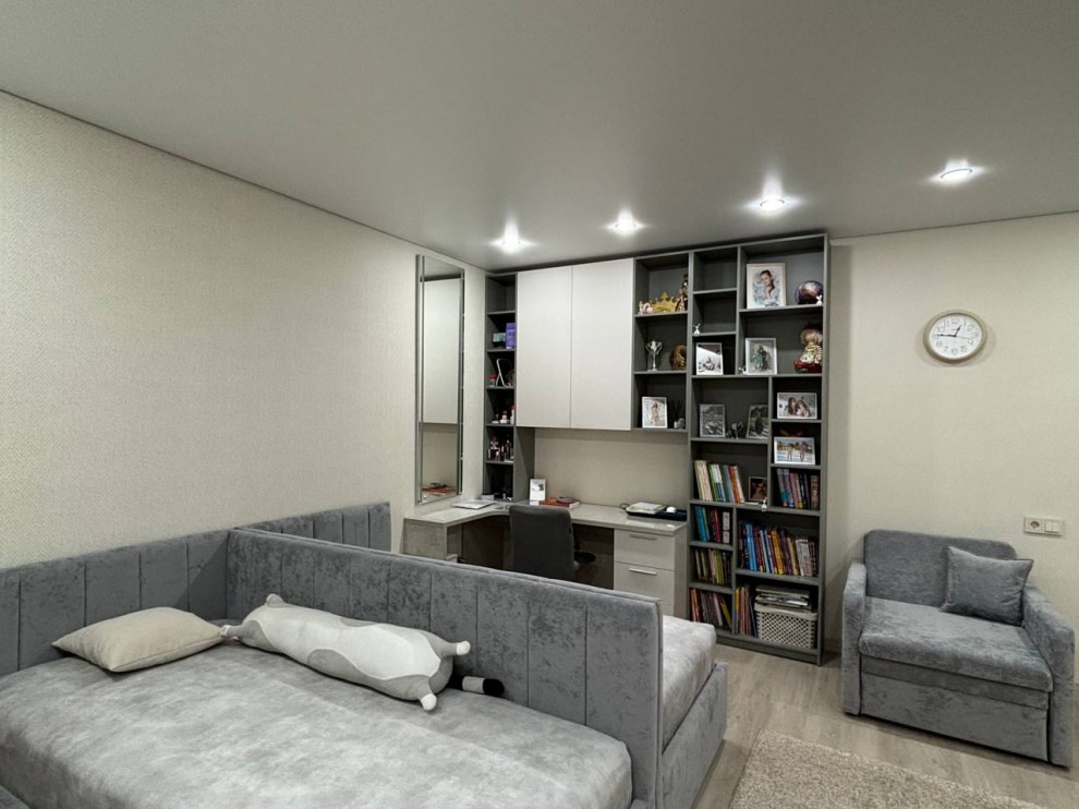 Детская для девочек в современном стиле с серыми кроватями.