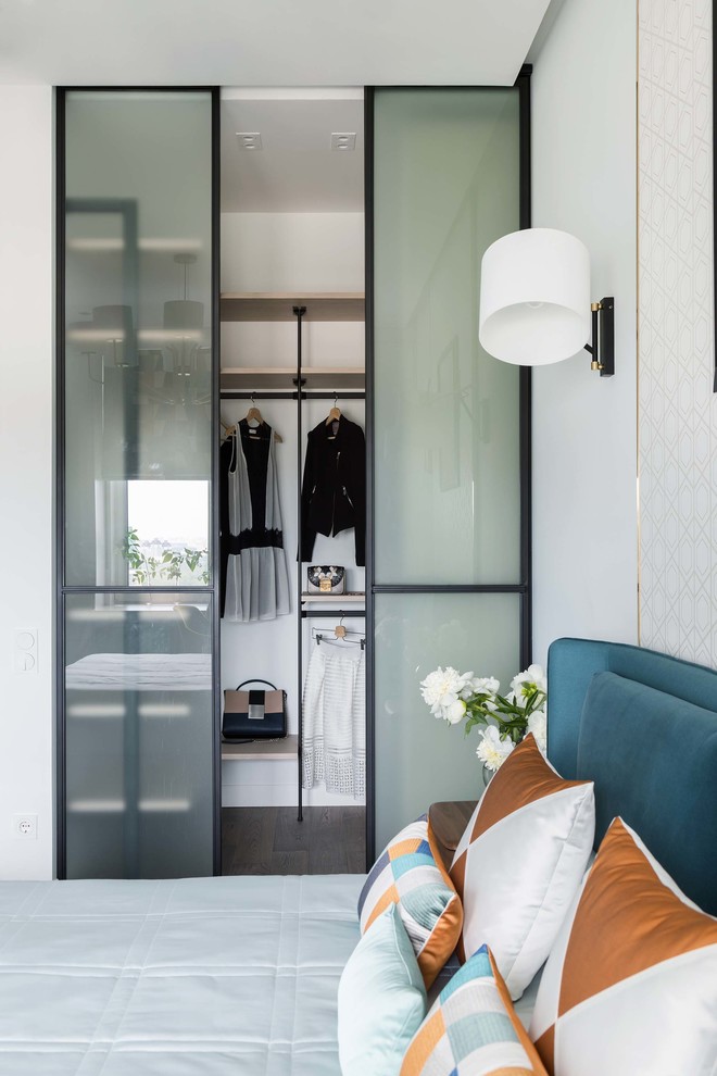 Design ideas for a contemporary walk-in wardrobe in Moscow with open cabinets.