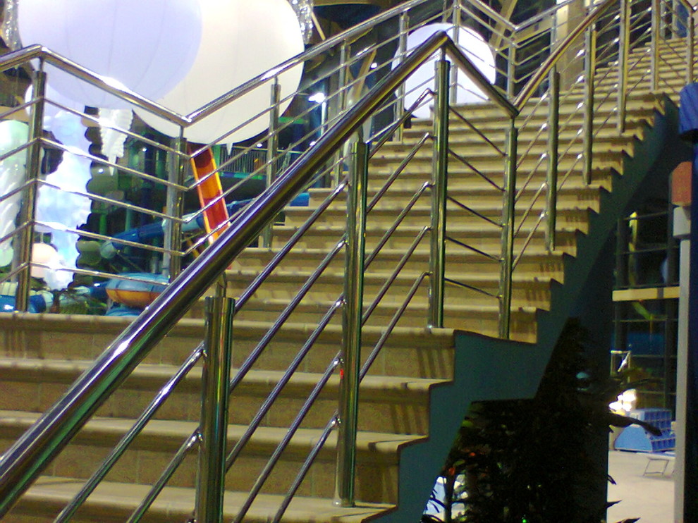 Перила из нержавейки в аквпарке.
