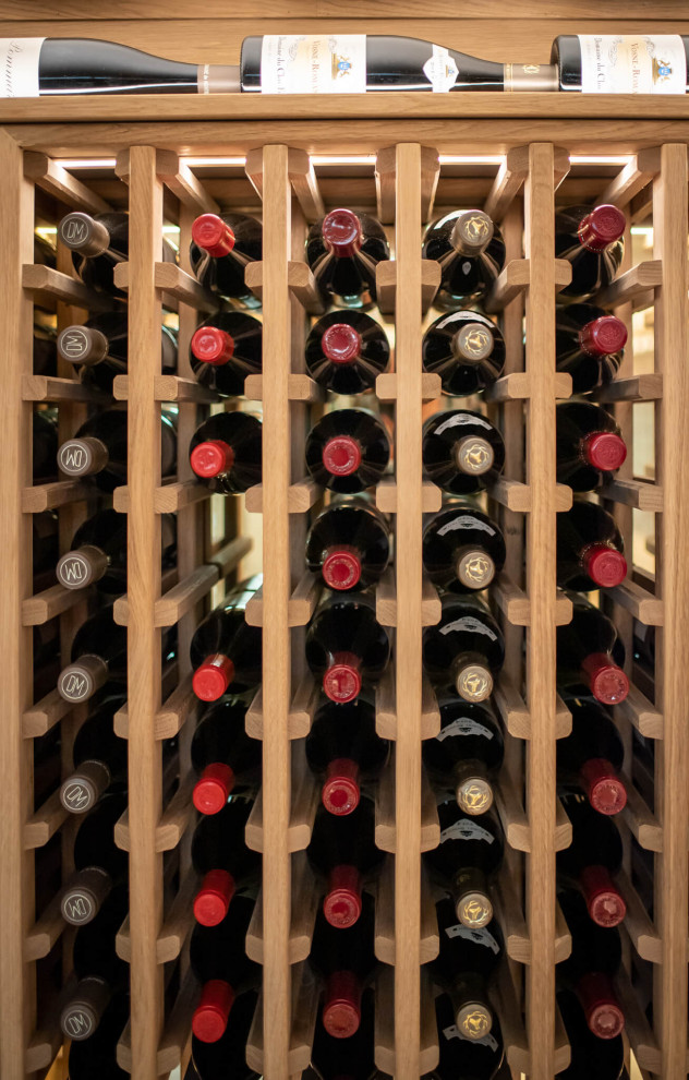 Foto på en mellanstor lantlig vinkällare, med vinhyllor