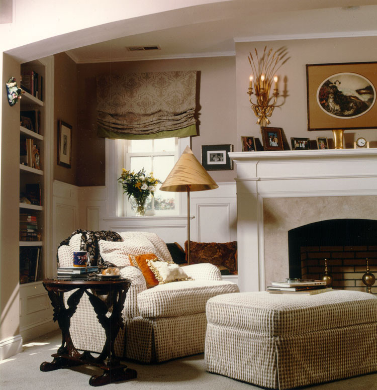 Design ideas for a traditional living room in Richmond.