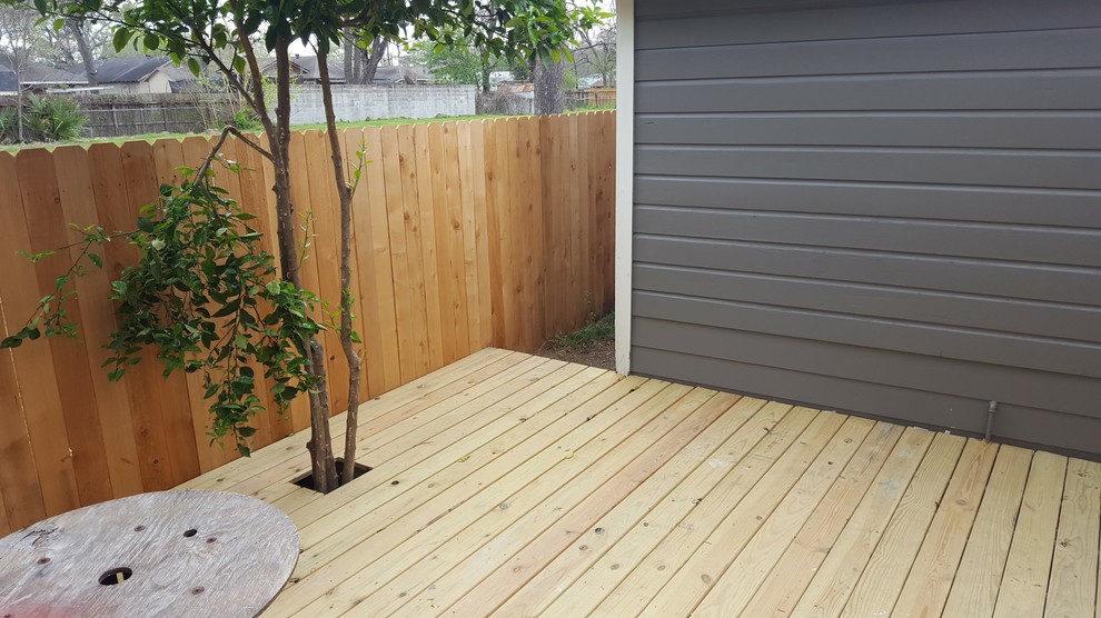 Deck photo in Houston with a roof extension