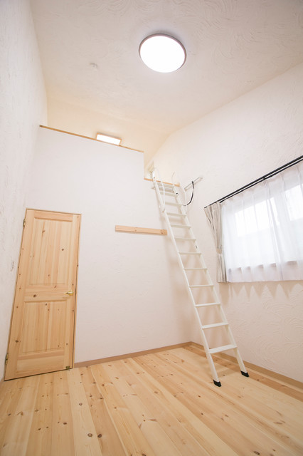 東大阪の白い家 moderno-sala-de-estar