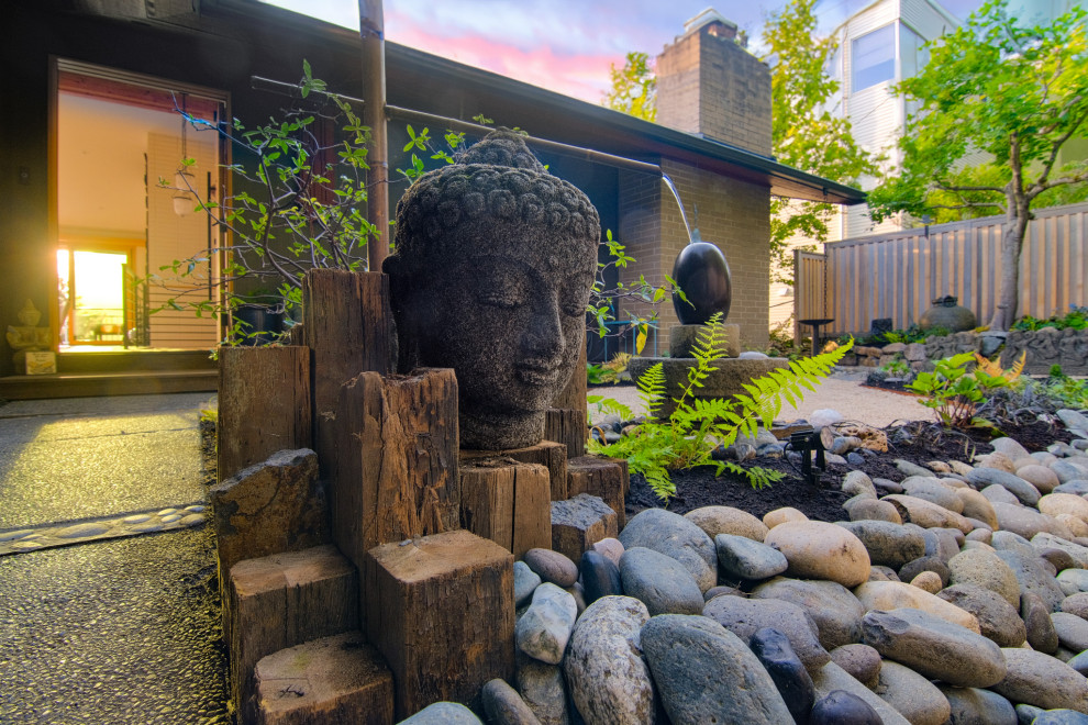 Design ideas for a small asian backyard garden in Seattle.