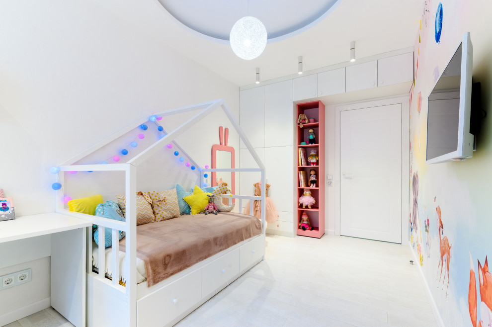 Идея дизайна: маленькая детская: освещение в скандинавском стиле с спальным местом, белыми стенами, пробковым полом, белым полом, многоуровневым потолком и обоями на стенах для на участке и в саду, ребенка от 4 до 10 лет, девочки