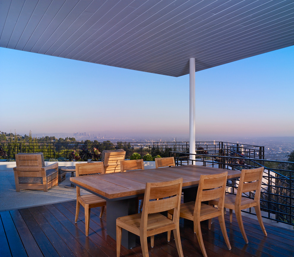Inspiration for a contemporary deck in Los Angeles.