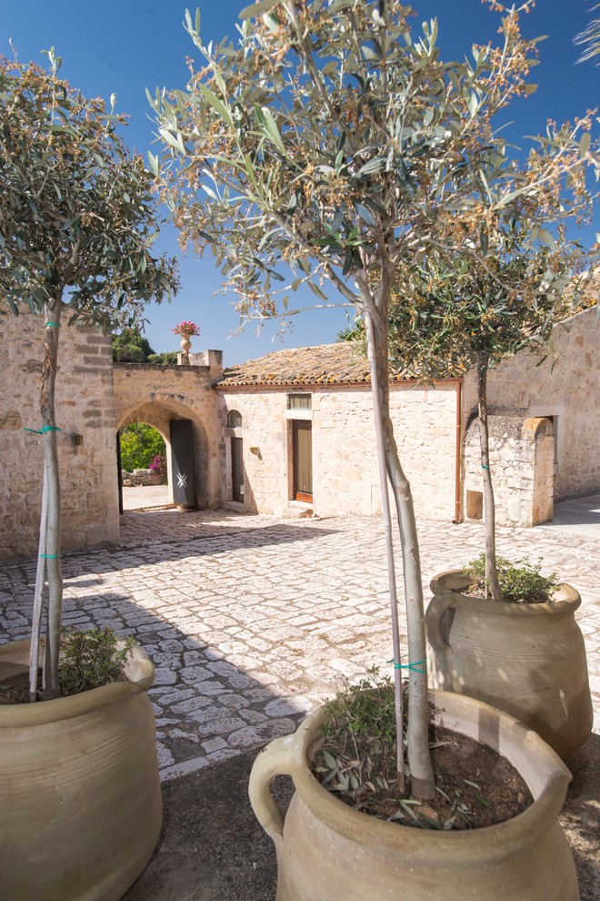 Inspiration for a medium sized mediterranean courtyard patio in Catania-Palermo.