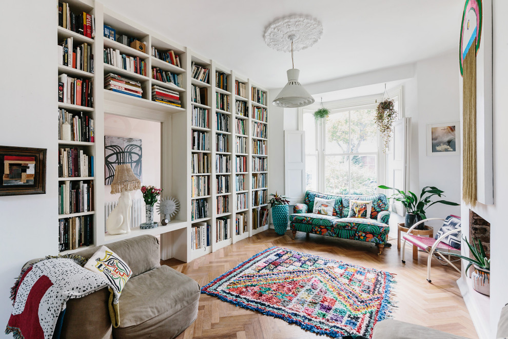 Stilmix Wohnzimmer mit weißer Wandfarbe, hellem Holzboden, Kamin und beigem Boden in London