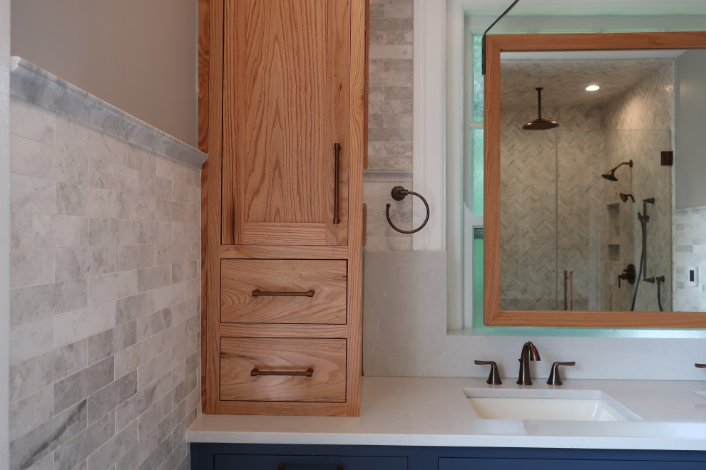 Идея дизайна: главная ванная комната среднего размера в стиле модернизм с синими фасадами, двойным душем, бежевой плиткой, бежевыми стенами, врезной раковиной, душем с распашными дверями, белой столешницей, тумбой под две раковины и встроенной тумбой