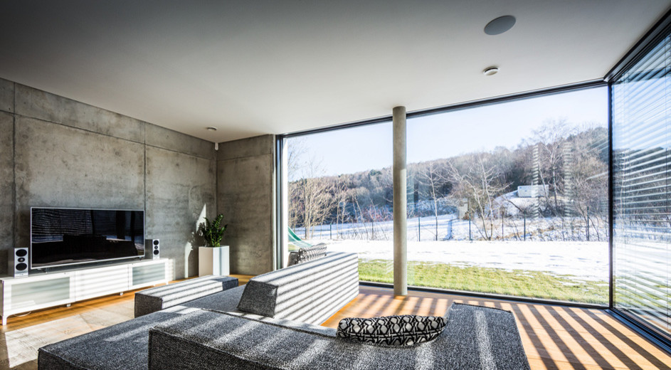 Moderner Wohnraum mit Fensterfront