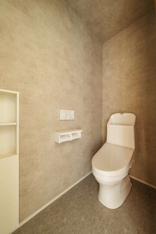 На фото: туалет среднего размера в восточном стиле с биде, бежевыми стенами, полом из винила, бежевым полом, акцентной стеной, потолком с обоями и обоями на стенах с