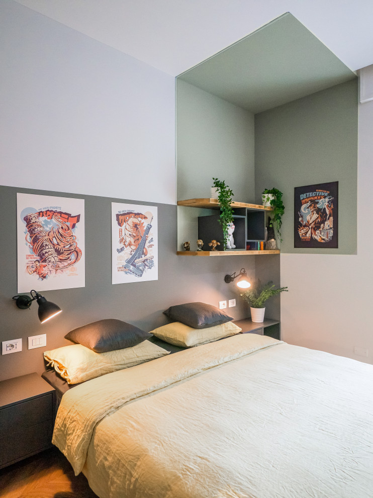 Стильный дизайн: большая хозяйская спальня в стиле лофт с разноцветными стенами, светлым паркетным полом, многоуровневым потолком и рабочим местом - последний тренд
