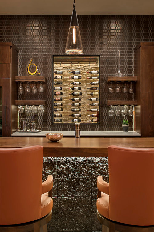 Inspiration pour un bar de salon sans évier parallèle design de taille moyenne avec un évier encastré, un placard sans porte, une crédence grise et un sol en bois brun.