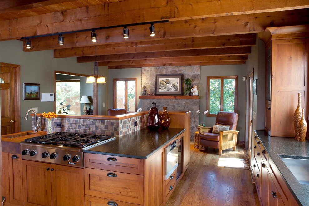 This is an example of a traditional kitchen in Atlanta with stainless steel appliances.