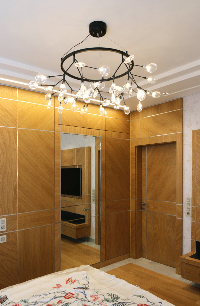 Mittelgroßes Modernes Hauptschlafzimmer mit grauer Wandfarbe, braunem Holzboden, Hängekamin, Kaminumrandung aus Metall, beigem Boden, eingelassener Decke und Wandpaneelen in Moskau
