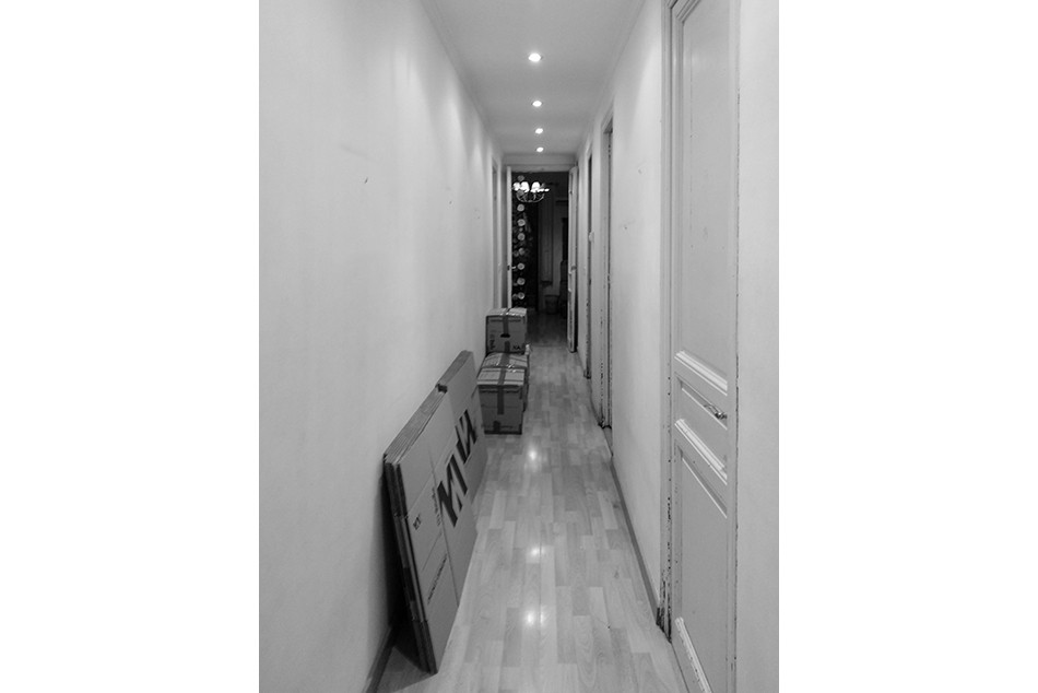 Diseño de recibidores y pasillos rústicos de tamaño medio con paredes blancas, suelo laminado y suelo beige